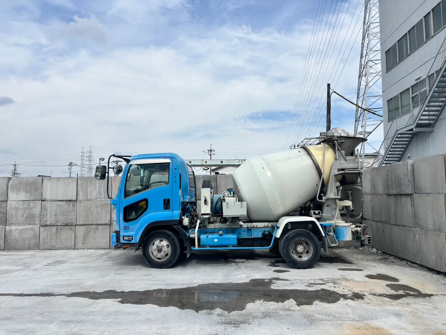 株式会社ヒラオの小型ミキサー車（側面）